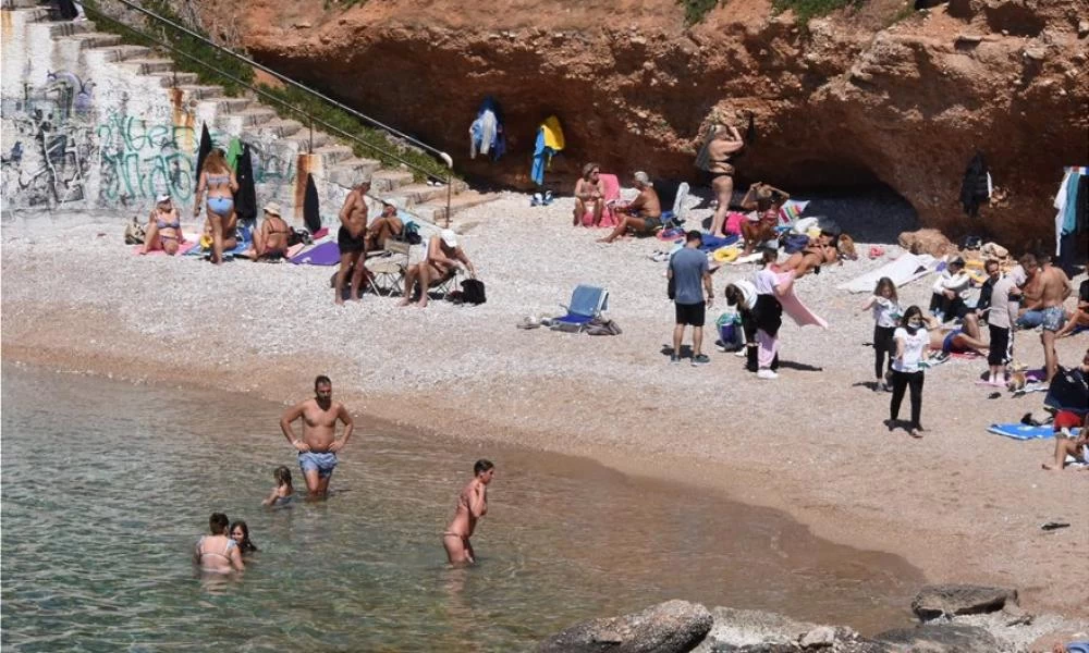 "Βούλιαξαν" οι παραλίες της Αττικής από λουόμενους